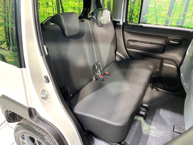 広々とした2列目シートは居住性が高く、居心地も快適！友達や家族とのお出かけにぴったりです。ベビーシートやチャイルドシート使用時も快適にお過ごしいただける十分な空間を確保しています。