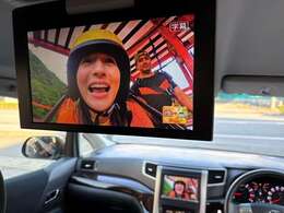 フリップダウンモニターが装備されております♪バッチリきれいに映ります♪後席の方も退屈せずにお過ごし頂けます♪