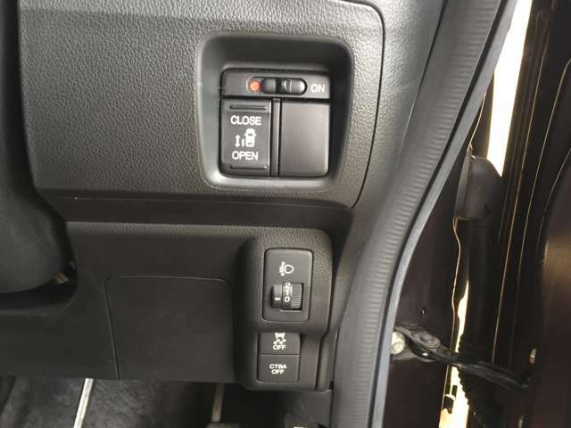 機能制御用のスイッチはステアリング奥に位置しておりますので、運転の邪魔になりません！