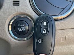 【キーレススタートシステム】カバンやポケットに入れたままでもドアの施錠・解錠が可能なスマートキーを装備。エンジンのオン・オフ時もカギを取り出す必要が無いからとっても便利です♪