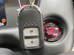 【Hondaスマートキー】カバンやポケットに入れたままでもドアの施錠・解錠が可能なスマートキーを装備。エンジンのオン・オフ時もカギを取り出す必要が無いからとっても便利です♪