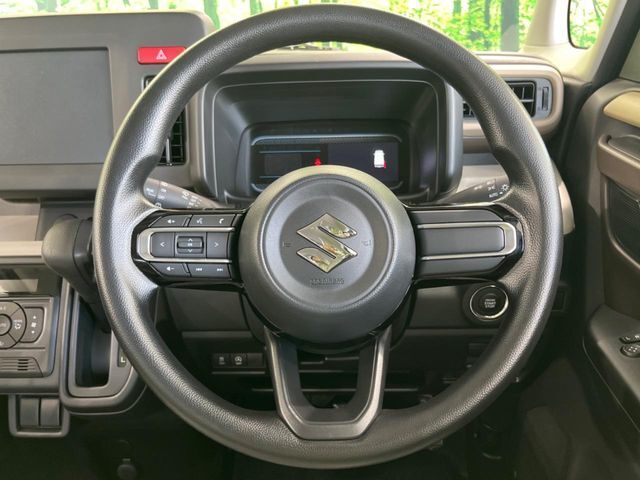 インテリアに合わせたデザインのステアリングは、運転される方のことも考え、運転しやすい形状、大きさです。是非一度、実際に触ってお確かめください。