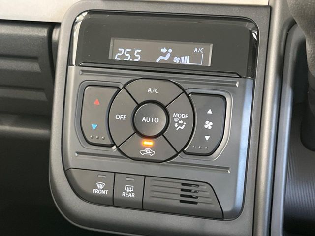 【オートエアコン】一度お好みの温度に設定すれば、車内の温度を検知し風量や温度を自動で調整。暑い…寒い…と何度もスイッチ操作をする必要はありません。快適な車内空間には必須の機能ですね♪