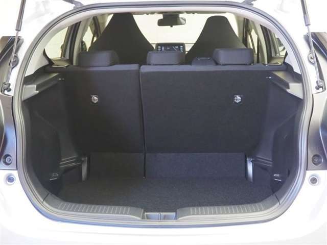 ラゲッジスペースです。4:6分割可倒式です。倒せば大きな荷物も積めます。