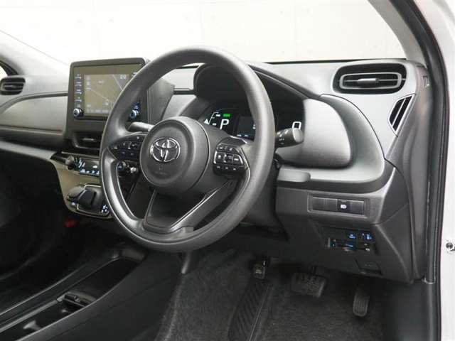 ステアリングスイッチ付きです。ハンドルから手を離さなくても操作が可能です。