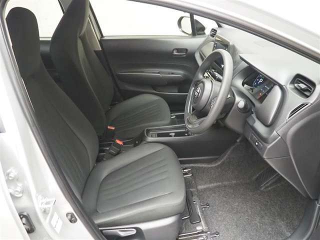 フロントシートです。シート、ハンドルは前後・上下に調節可能です。ご自身にあったポジションに合わせやすいです！