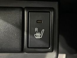 【シートヒーター】寒い日に重宝するシートヒーター！エアコンより早く温まってくれるので寒がりの人も安心ですね♪エアコンの温風は乾燥するから苦手、という方にもをおすすめです。