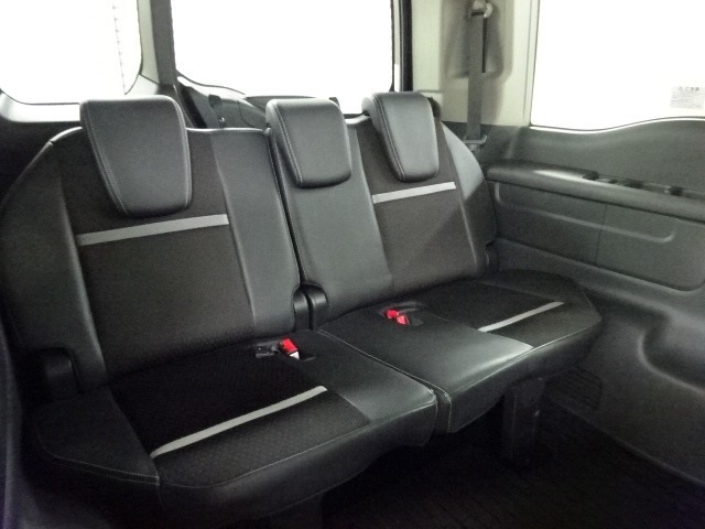 【サードシート】3列目に座っても心地よい空間、快適に過ごせるように設計されています。