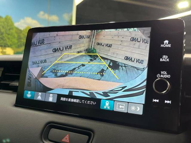 【バックカメラ】駐車時に後方がリアルタイム映像で確認できます。大型商業施設や立体駐車場での駐車時や、夜間のバック時に大活躍！運転スキルに関わらず、今や必須となった装備のひとつです！