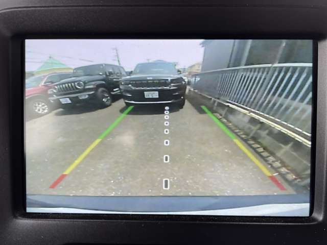 リバースポジションにシフトすると自動的にカメラが作動、モニター画面に後方の視界が映し出される、安心のバックカメラを装備。