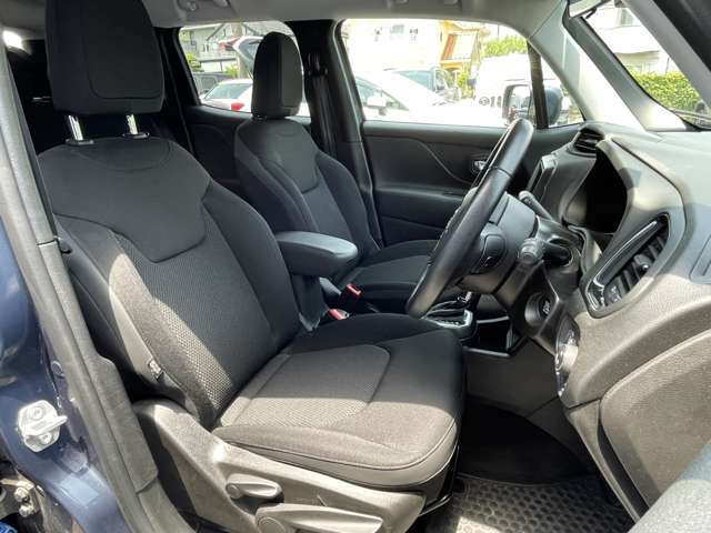 アップライトに着座するシートは、操作に力もはいりやすく、車両感覚も掴みやすいと好評です。