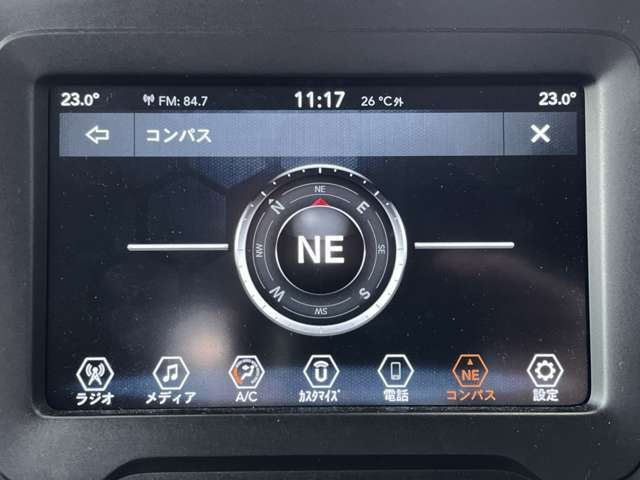 大画面の10.25インチマルチビューディスプレイは車両の性能データ、警報、燃費データなど様々な車両情報をクリアで見やすく表示します。
