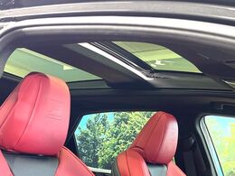 【サンルーフ】開放感たっぷりの希少装備、サンルーフが装着されています！車内に明かりを取り入れたり景色を楽しむ以外にも、車内の空気も簡単に換気できて快適です！