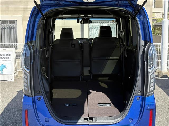 【トランク】積み込みやすくて、たっぷり積める荷室です。シートアレンジできるものは、乗車人数と荷物の量や大きさによってシートを動かすことができるので、より快適なドライブが可能です！