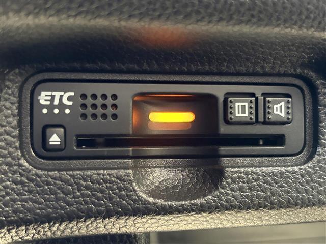 【ETC】有料道路を利用する際に料金所で停止することなく通過できる、ETC車載器（ノンストップ自動料金収受システム機器）が装備されています。セットアップを行うことで利用可能になります。