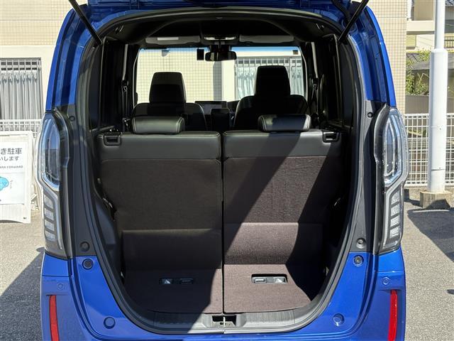 【トランク】積み込みやすくて、たっぷり積める荷室です。シートアレンジできるものは、乗車人数と荷物の量や大きさによってシートを動かすことができるので、より快適なドライブが可能です！