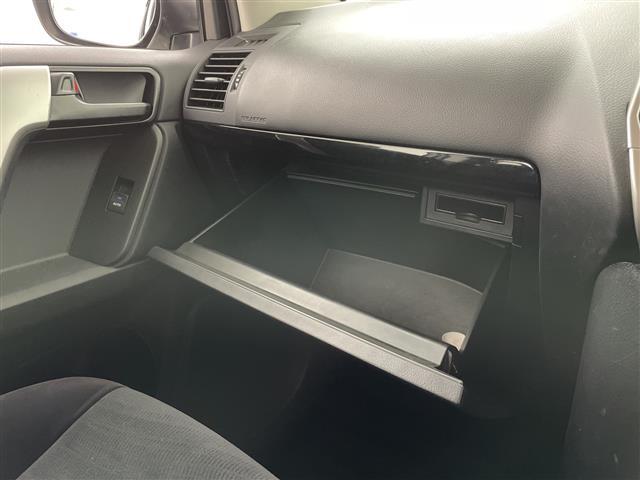 【グローブボックス】車検証ケースや、日頃使う小物類の収納に便利ですね！