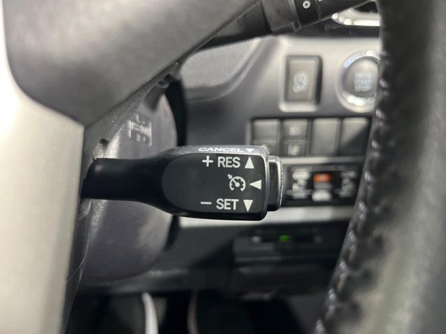 【クルーズコントロール】高速道路もラクラク走行。アクセルを離しても一定速度で走行ができ、長距離運転時の負担を軽減！加速・減速も簡単なスイッチ操作で調整できます。