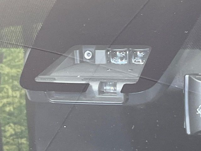 【トヨタセーフティセンス】走行中に前方の車両等を認識し、衝突しそうな時は警報とブレーキで衝突回避と被害軽減をアシスト。より安全にドライブをお楽しみいただけます。