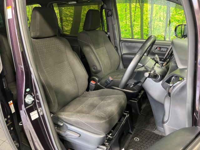運転席まわりには十分なスペースがあり、大柄な方でもゆったり運転していただける環境です。