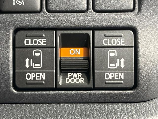 【両側パワースライドドア】スマートキーや運転席のスイッチで後席両側スライドドアの開閉が可能♪電動だから力を入れてドアを開ける必要が無く、小さなお子様でも簡単に開け閉めでき快適です♪