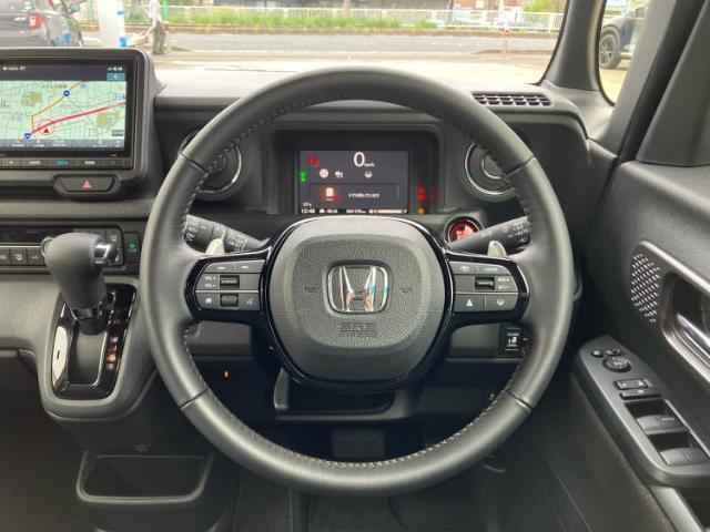 WECARSの展示場では実際に見て、触ってお車をお選びいただけます！知識の豊富な営業スタッフが様々なカーライフをご提案いたします！