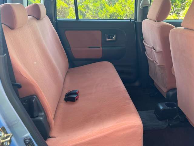 禁煙車なので、灰皿は、使用されていません！！　車内も黄ばみ臭い一切ありません。エアコンをかけると臭いが気になる車が多いですが、この車については一切心配ありません！！（＾-＾）