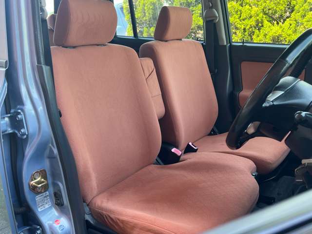 エアコン付きなので温度を合わせるだけで、いつも快適な車内環境をお約束いたします。また、雨の日も曇ることなく視界を確保し安全・快適に走行出来ます。やっぱりエアコンは必要ですね（＾-＾）