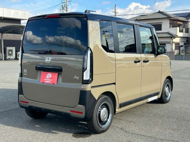 中古車・届出済未使用車を常時展示しております。お客様用大駐車場と店内にはキッズスペースもありますので、ご家族お揃いでのご来店をお待ちしております。