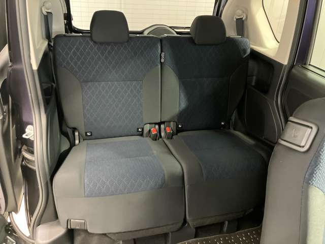 【後部座席】後席は320mmも前後にスライドできます！一番前に出せば、運転席から後席のお子さまに手が届きます♪