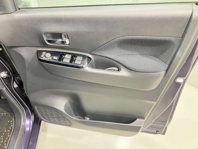 【運転席ドア】ボトルホルダーや収納ポケットが付いているので運転席周りもスッキリ保てます★