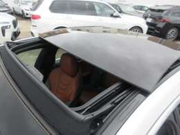 パノラマサンルーフ装備です。