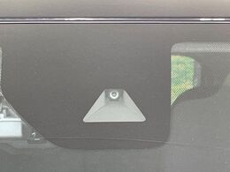 【エマージェンシーブレーキ】走行中に前方の車両等を認識し、衝突しそうな時は警報とブレーキで衝突回避と被害軽減をアシスト。より安全にドライブをお楽しみいただけます。