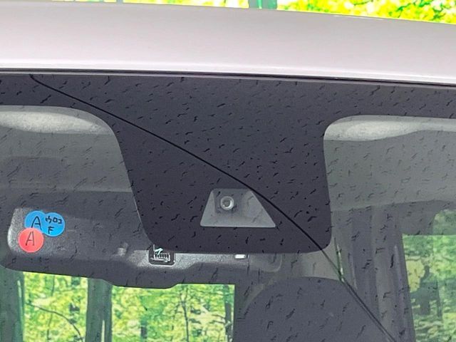 【三菱e-Assist】走行中に前方の車両等を認識し、衝突しそうな時は警報とブレーキで衝突回避と被害軽減をアシスト。より安全にドライブをお楽しみいただけます。