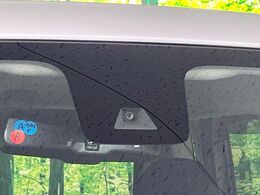 【三菱e-Assist】走行中に前方の車両等を認識し、衝突しそうな時は警報とブレーキで衝突回避と被害軽減をアシスト。より安全にドライブをお楽しみいただけます。