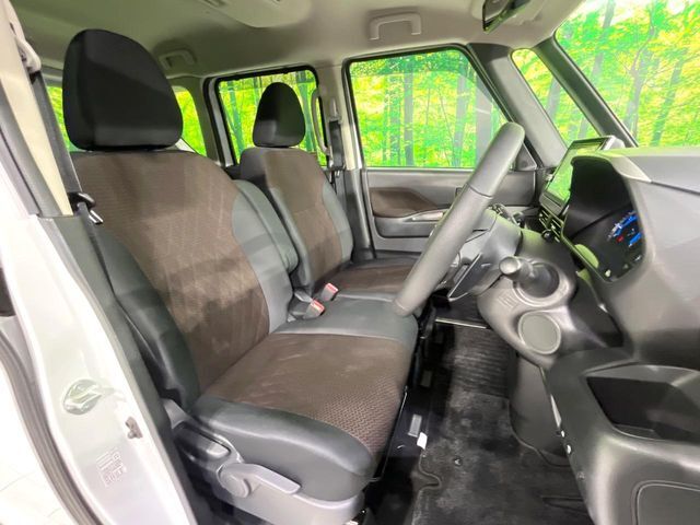 運転席まわりには十分なスペースがあり、大柄な方でもゆったり運転していただける環境です。