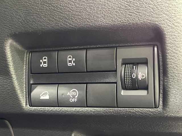 【ハンズフリー機能付き両側パワースライドドア】スライドドアの下に足先を入れてすぐ引くと、自動的にスライドドアが開閉します！荷物で両手がふさがった状態でも、ドアの開閉ができてとっても便利！