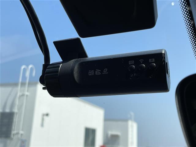 【ドライブレコーダー】映像・音声などの運転中の記録を残します。事故などを起こした起こされた時の証拠になりえますので、もしも時でも安心ですね。