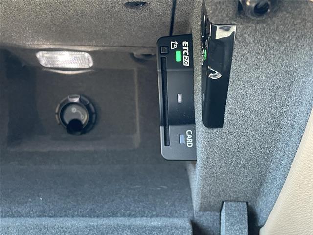 【ETC】有料道路を利用する際に料金所で停止することなく通過できる、ETC車載器（ノンストップ自動料金収受システム機器）が装備されています。セットアップを行うことで利用可能になります。