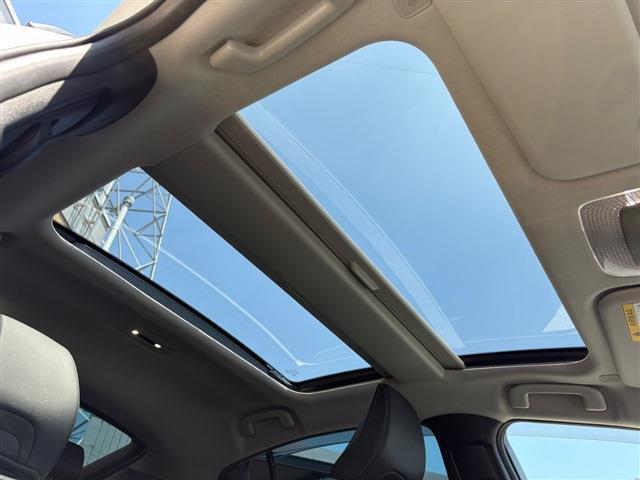 メーカーオプションのパノラマルーフ装備☆高級車やSUV車など幅広く好まれるメーカーオプション装備の一つ☆車内に自然光の明るさを取り入れることができ、とても暖かく春先などには重宝します☆