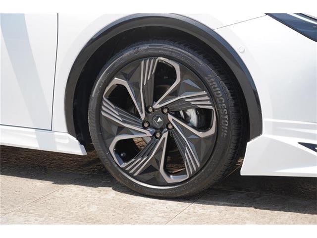 大人気ディーラーオプションのモデリスタ製19インチアルアルミホイール装備☆タイヤサイズは195/50R19になります☆