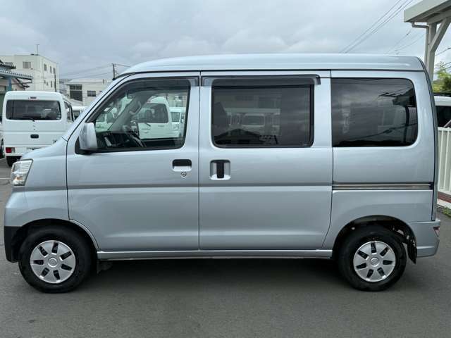 お客様に気持ちよく乗っていただくため、1台ずつルームクリーニングと外装磨きを行っております。