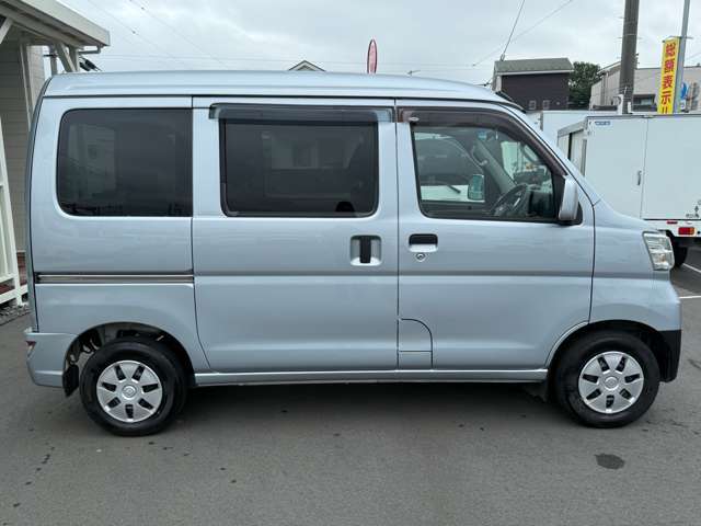 お客様に気持ちよく乗っていただくため、1台ずつルームクリーニングと外装磨きを行っております。