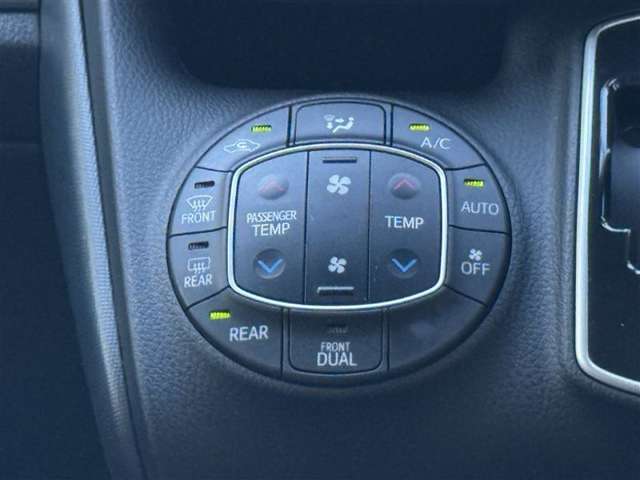 左右独立温度コントロールフルオートエアコンです。運転席、助手席それぞれで独立して温度設定ができます。冷え性の方が乗っても安心ですね♪