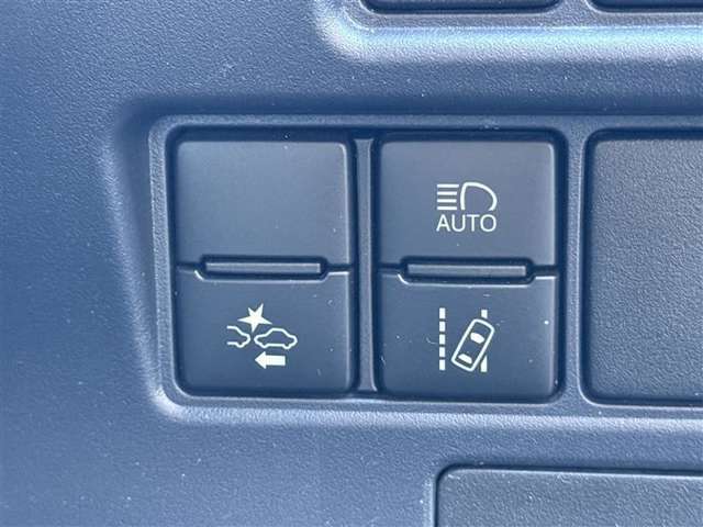オートマチックハイビームとは、先行車や対向車のライトを認識し、ハイビームとロービームを自動で切り替える機能です。夜道の視界を確保します。詳細は販売店スタッフまでおたずねください。