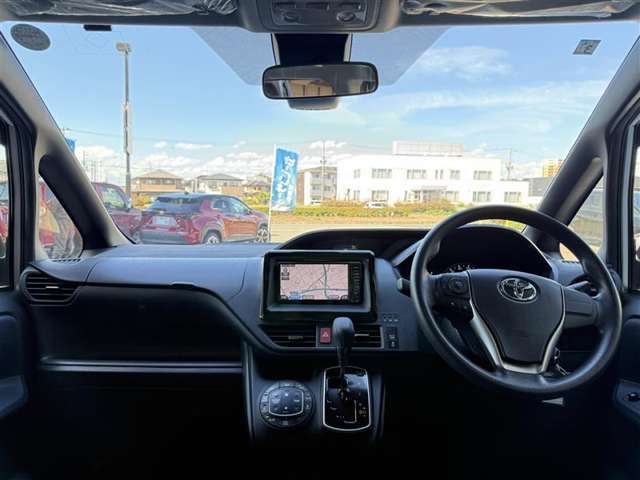 見通しのよいすっきりとした視界で、誰でも運転しやすいです。運転のしやすさは疲れにくさにも繋がりますよ♪
