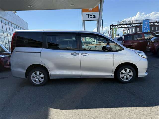 両側スライドドア付きだから、狭い駐車スペースなどでの 乗り降りラクラク！小さなお子さまのいるご家庭には嬉しい装備。