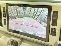 【バックカメラ】駐車時に後方がリアルタイム映像で確認できます。大型商業施設や立体駐車場での駐車時や、夜間のバック時に大活躍！運転スキルに関わらず、今や必須となった装備のひとつです！