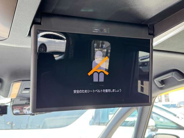 【フリップダウンモニター】後席モニターを装備しております！2列目の過ごしやすさがかなり変わる装備となります。ロングドライブでも飽きずに楽しめること間違いなしです☆　お子様からも大人気な装備となります！