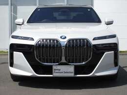 BMWと言えば特徴的なキドニーグリル。ダイナミックなフロントマスクを演出します。